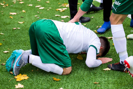 Hammarbys Ebon Shabanaj jublar och kysser marken