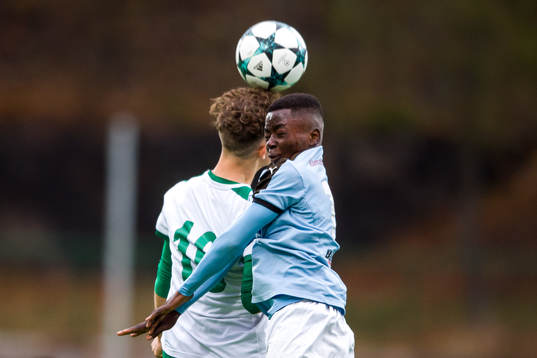 Hammarbys Aziz Arabi och Malmös Martins Egbe i en nickduell