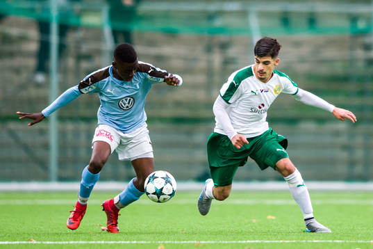 Hammarbys Ebon Shabanaj och Malmös Martins Egbe