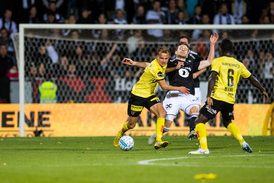 Erik Brenden of Lillestrøm and Matthías Vilhjálmsson of