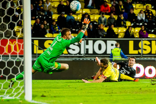 Goalkeeper Marko Maric of Lillestrøm, Frode Kippe of