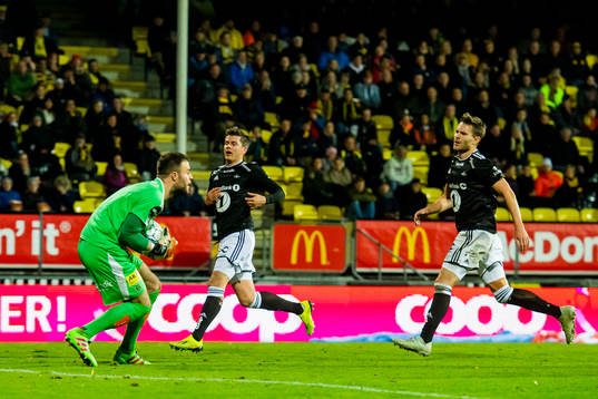Goalkeeper Marko Maric of Lillestrøm, Pål André Helland