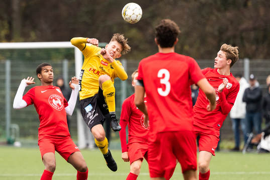 Elfsborgs Noah Söderberg och Djursholms Leon Hien