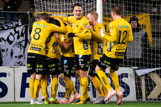Elfsborgs Stefan Ishizaki blir omkramad av lagkamrater