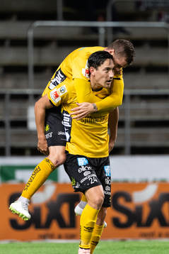 Elfsborgs Stefan Ishizaki kramas om av Samuel Holmén