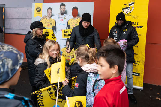 Elfsborgs Per Frick och Chinedu Obasi skriver autografer