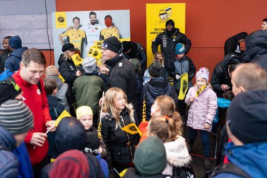 Elfsborgs Per Frick och Chinedu Obasi skriver autografer