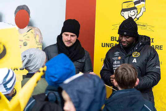Elfsborgs Per Frick och Chinedu Obasi skriver autografer