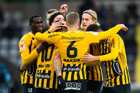 Häckens Paulinho blir omkramad av lagkamrater