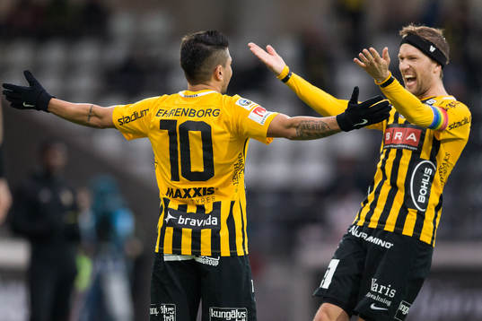 Häckens Paulinho jublar med Rasmus Lindgren