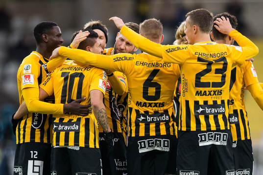 Häckens Paulinho jublar med lagkamrater