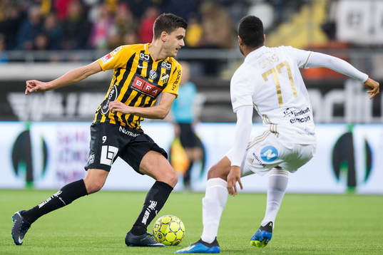 Häckens Alexander Jeremejeff mot Östersunds Noah Sonko