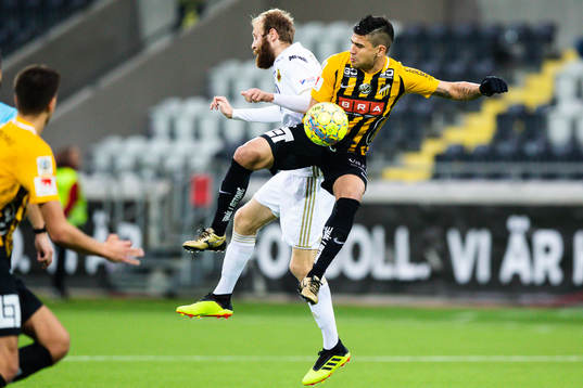 Östersunds Curtis Edwards och Häckens Paulinho