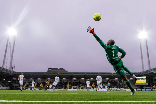 Häckens Paulinho skjuter in 2-0 bakom Östersunds målvakt