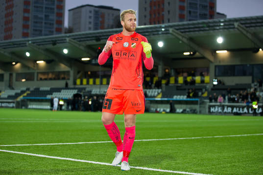 Häckens målvakt Peter Abrahamsson jublar