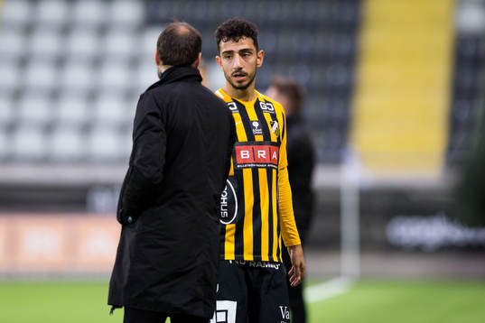 Häckens tränare Andreas Alm tackar Daleho Irandust när