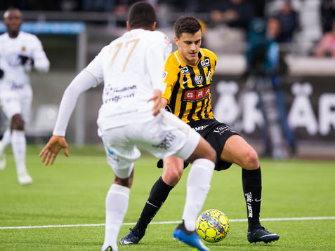 Häckens Alexander Jeremejeff mot Östersunds Noah Sonko