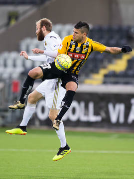 Östersunds Curtis Edwards och Häckens Paulinho i kamp om