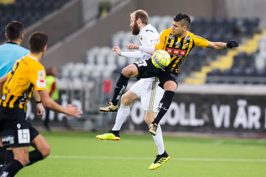 Östersunds Curtis Edwards och Häckens Paulinho i kamp om