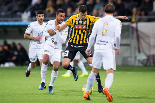 Östersunds Noah Sonko Sundberg drar Häckens Alexander