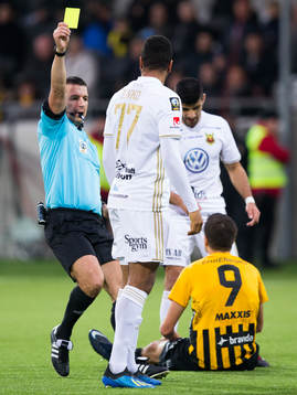 Östersunds Noah Sonko Sundberg får ett gult kort av