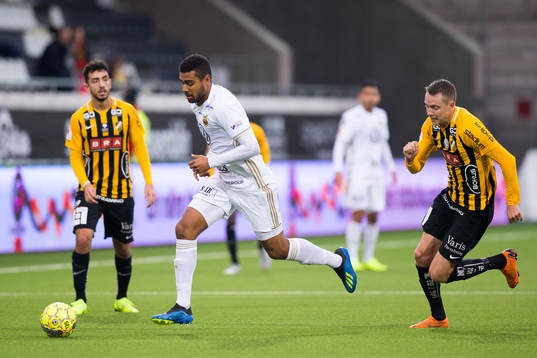 Östersunds Noah Sonko Sundberg före Häckens Viktor