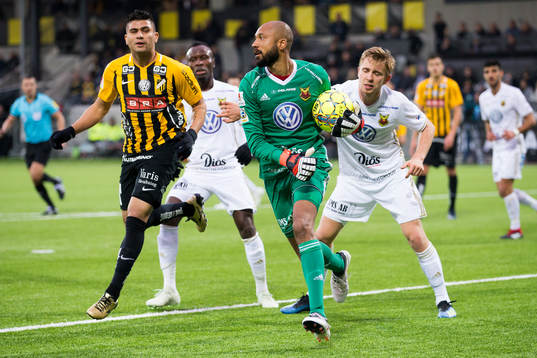 Östersunds målvakt Aly Keita tar bollen före Häckens