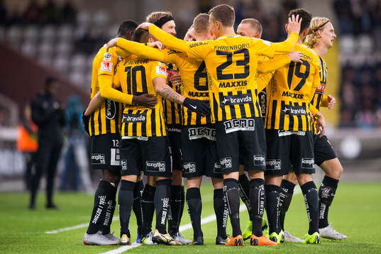 Häckens Paulinho jublar med lagkamrater