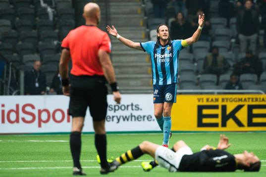 Djurgårdens Jonas Olsson reagerar