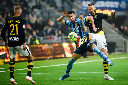 s Daniel Sundgren och Alexander Milosevic försvarar mot