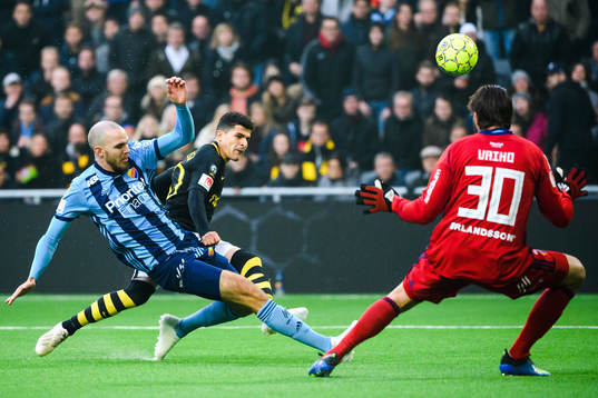 s Tarik Elyounoussi med målchans mot Djurgårdens Marcus