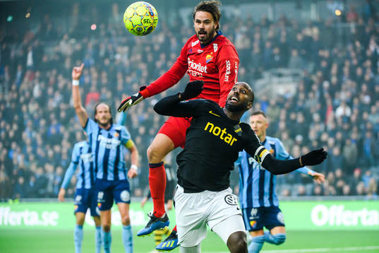 s Henok Goitom och Djurgårdens målvakt Tommi Vaiho