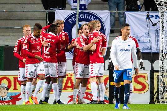 Kalmars Viktor Elm blir omkramad