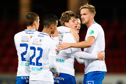 Norrköpings Alexander Fransson blir omkramad v lagkamrater