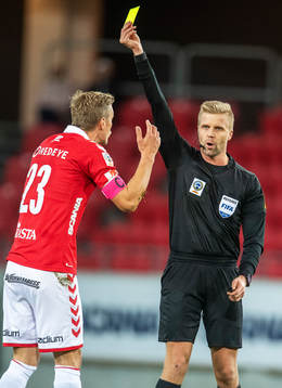 Domaren Glenn Nyberg varnar Kalmars Viktor Elm