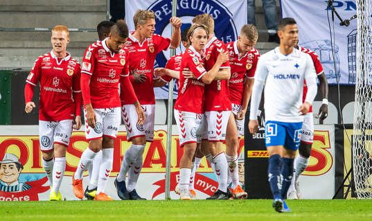 Kalmars Viktor Elm jublar med lagkamrater