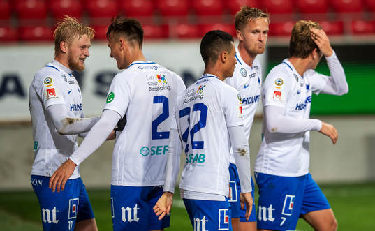 Norrköpings Kalle Holmberg (t.v) jublar med lagkamrater