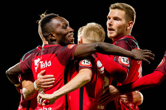 Daouda Bamba of Brann celebrates with teammates Taijo
