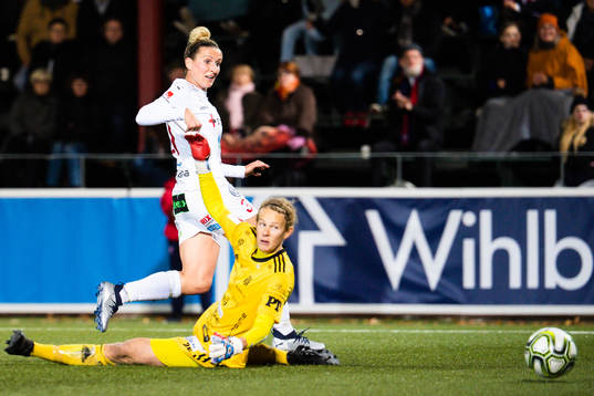 Rosengårds Anja Mittag gör 1-0 på Piteås målvakt Cajsa