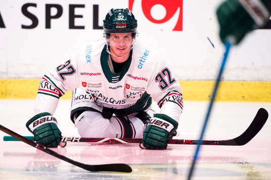 Tingsryds Robin Olsson innan ishockeymatchen i