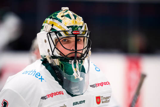 Tingsryds målvakt Andreas Ljunggren innan ishockeymatchen