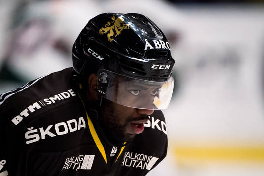 s Daniel Muzito Bagenda innan ishockeymatchen i