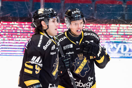 s Eric Castonguay jublar med lagkamrat Garry Nunn