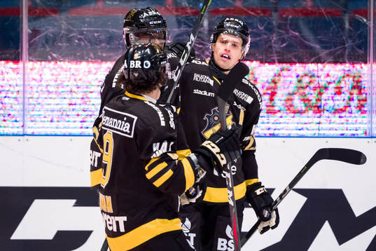 s Eric Castonguay jublar med lagkamrater Daniel Muzito