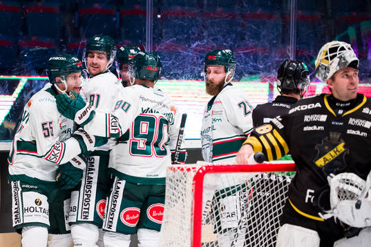 Tingsryds Roni Rukajärvi jublar med lagkamrater