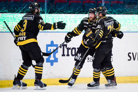 s Sam Marklund  jublar med lagkamrater Johan Larsson och