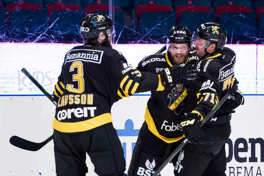 s Sam Marklund  jublar med lagkamrater Johan Larsson och