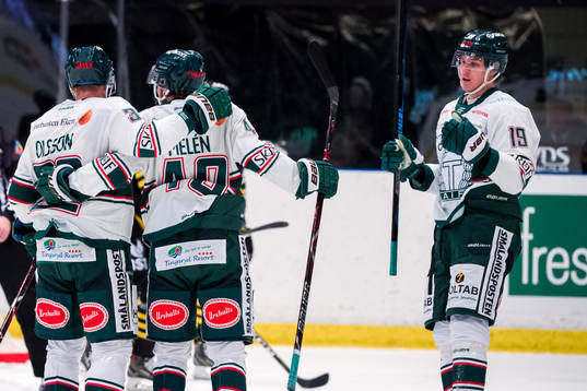 Tingsryds Hampus Melen jublar med lagkamrater
