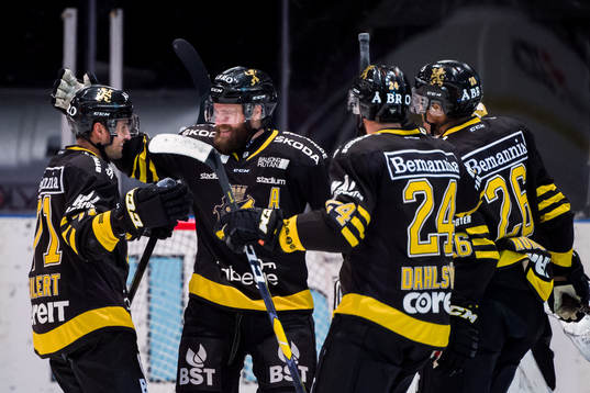s Johan Larsson jublar med lagkamrater