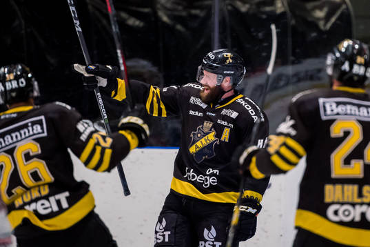 s Johan Larsson jublar med lagkamrater